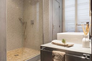 Dusche, Haartrockner, Shampoo