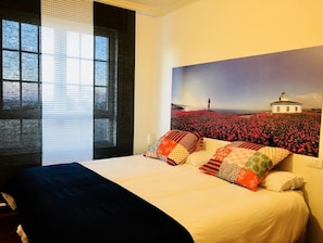 3 bedrooms, iron/ironing board, internet, bed sheets