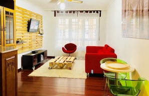 TV, lettore DVD, libri, videoteca