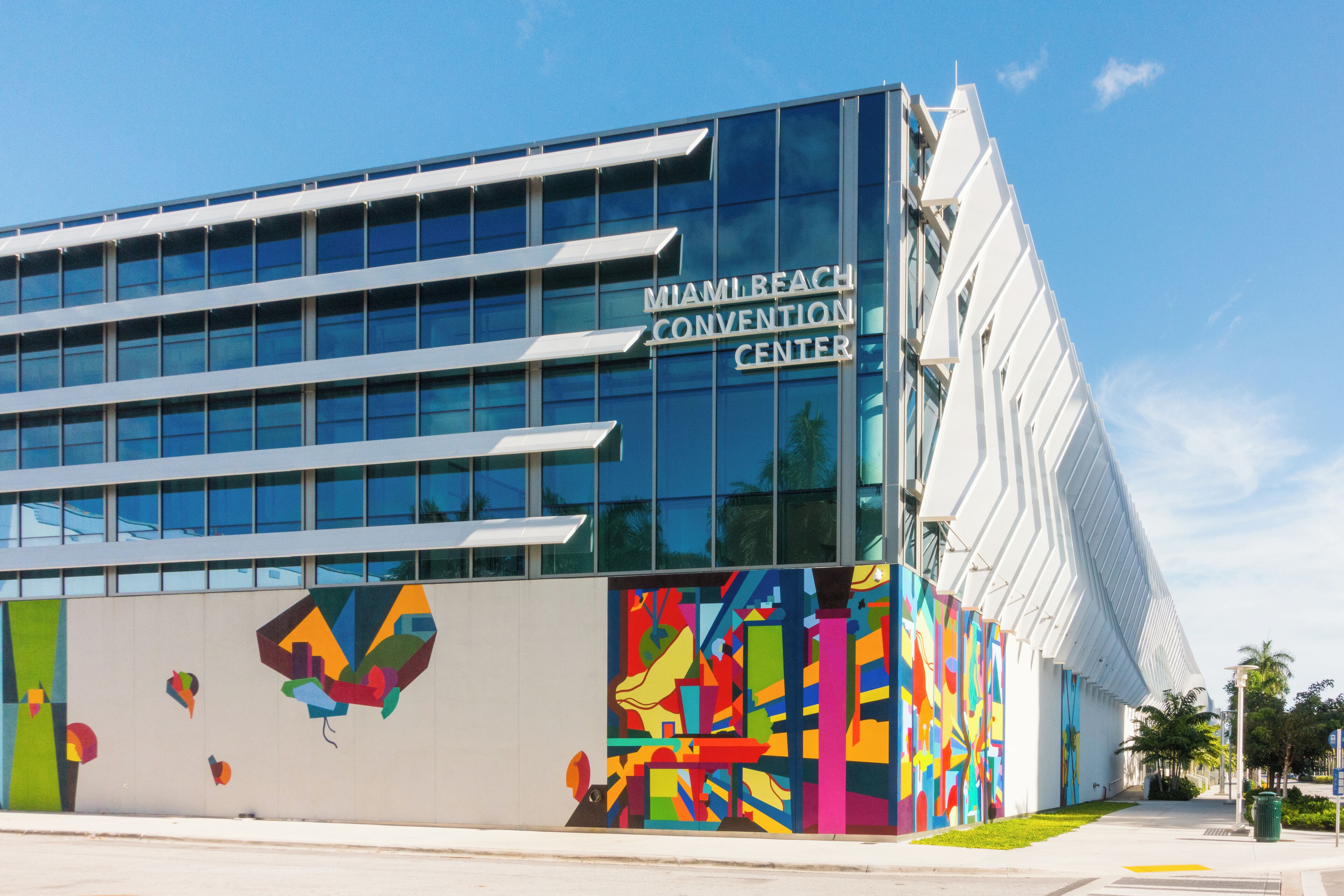 Das Miami Beach Convention Center mit moderner Glasfassade und farbenfroher Wandmalerei.