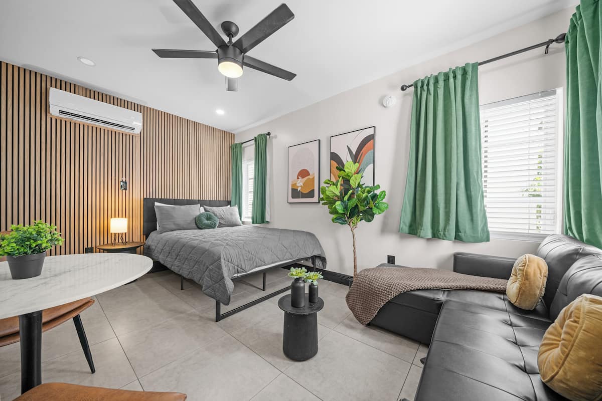 Estudio Deluxe, 1 cama Queen size y sofá cama, cocineta, en esquina | Decoración personalizada y muebles diferentes