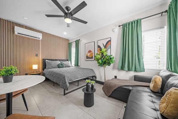 Deluxe Corner Queen Studio w/ Kitchenette & Sofa Bed