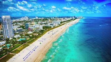 ๊ทผ์ฒ ํด๋ณ, ์ผ๊ด์ ์์, ๋น์น ํ๋ผ์, ๋น์น ํ์