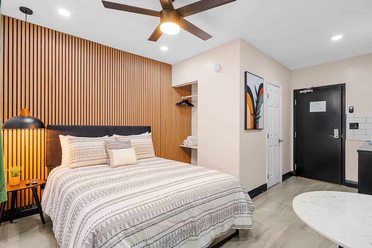 Estudio superior, 1 cama Queen size, cocineta | Decoración personalizada y muebles diferentes