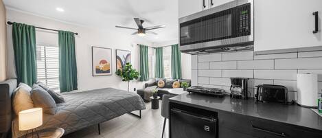 Una cocina moderna con microondas, tostadora y cafetera.