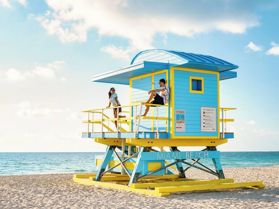 Nær stranden, solsenger, parasoller og strandhåndklær