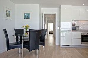 Dining - 5 Fistral Beach, Newquay -  an apartment that sleeps 4 guests  in 2 bedrooms (Newquay)