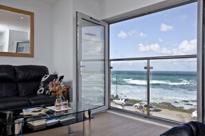 TV, video games, stereo - 5 Fistral Beach, Newquay -  an apartment that sleeps 4 guests  in 2 bedrooms (Newquay)