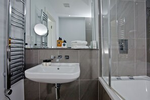 Bathtub, hair dryer - 5 Fistral Beach, Newquay -  an apartment that sleeps 4 guests  in 2 bedrooms (Newquay)