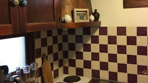 Kaffetrakter/tekoker, kjøleskap, ovn og kokeplater