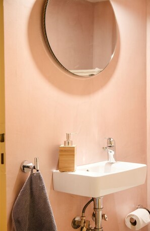 Dutxa, assecador de cabells, bidet i tovalloles