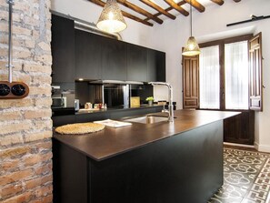 Geladeira, micro-ondas, fogão, cooktop