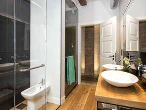 Shower, hair dryer, towels, soap - ChezmoiHomes Santa Paula (Granada)