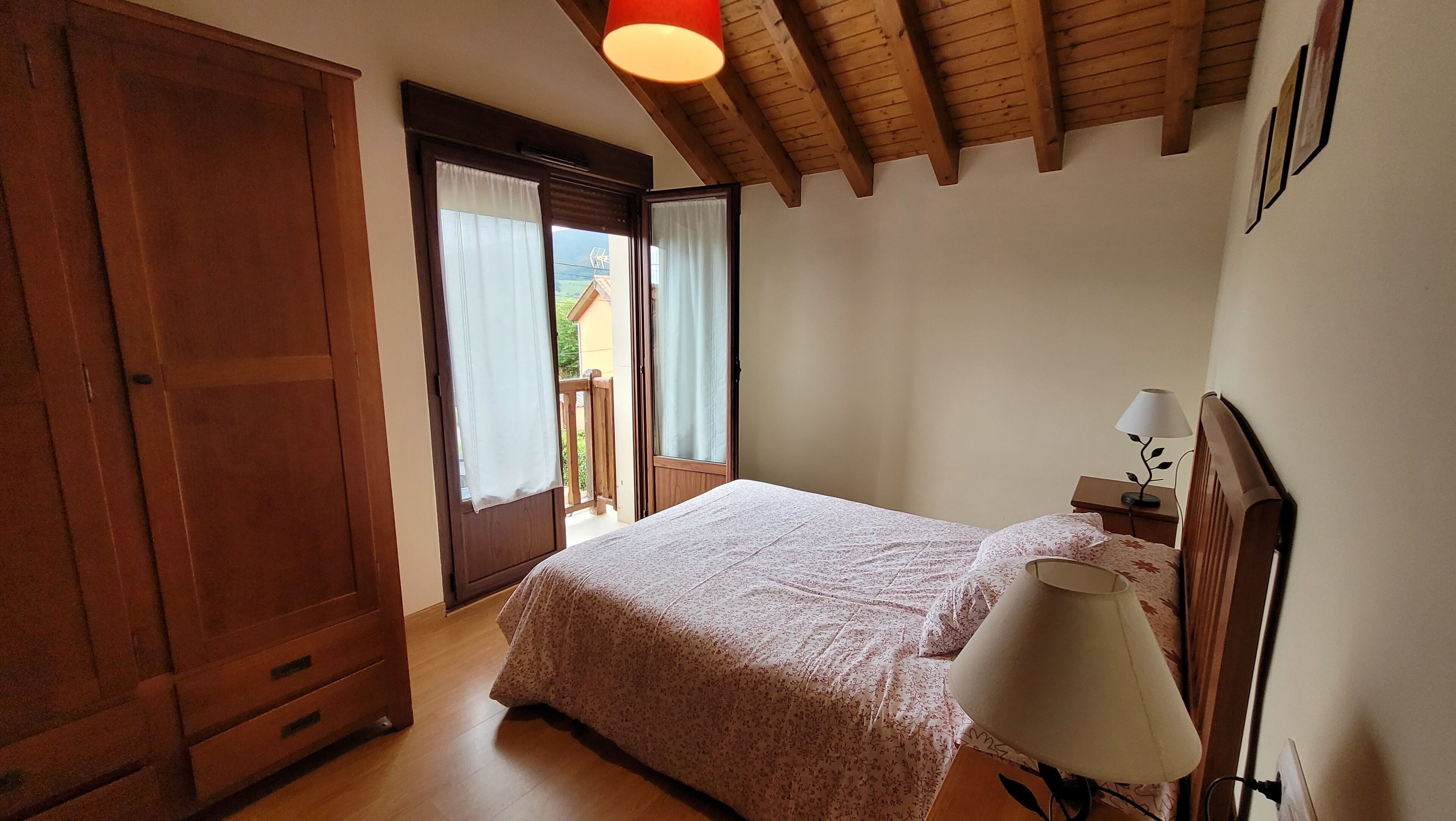 2 makuuhuonetta, silitysrauta/-lauta, vuodevaatteet