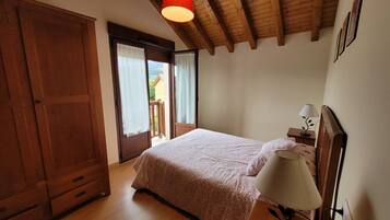 2 bedrooms, iron/ironing board, bed sheets