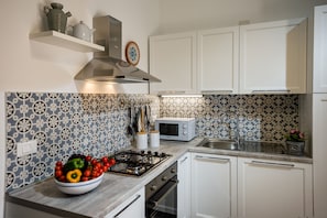 Microwave, oven, coffee/tea maker, electric kettle - Annina's Home Centro Storico By Sicily Home Solutions (Castellammare del Golfo)