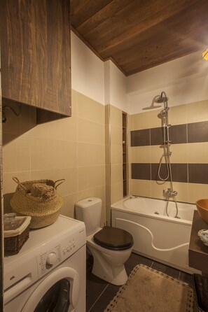 Bathtub, hair dryer, towels, soap - Dandy Villas Palios Agios Athanasios |Rustic | Fireplace | Up to 6 (Agios Athanasios)