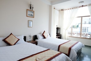 Cortinas blackout, wifi gratis y ropa de cama