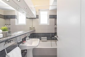 Bathtub, hair dryer, towels, soap - Baywatch Appartment close to the Airport at Porto Rafti 30 meters from the sea (Porto Rafti)