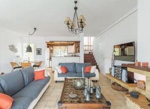 TV, fireplace, stereo