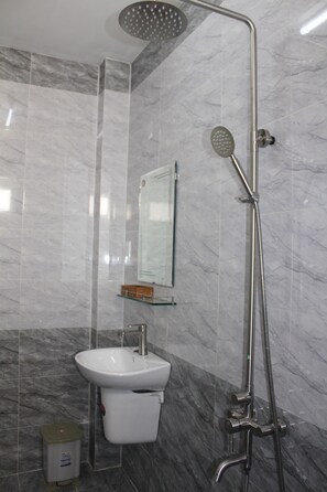 Shower, free toiletries, hair dryer, slippers - Dalat Eleven Hotel (Da Lat)