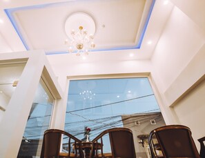 32-inch Smart TV with cable channels, TV - Dalat Eleven Hotel (Da Lat)