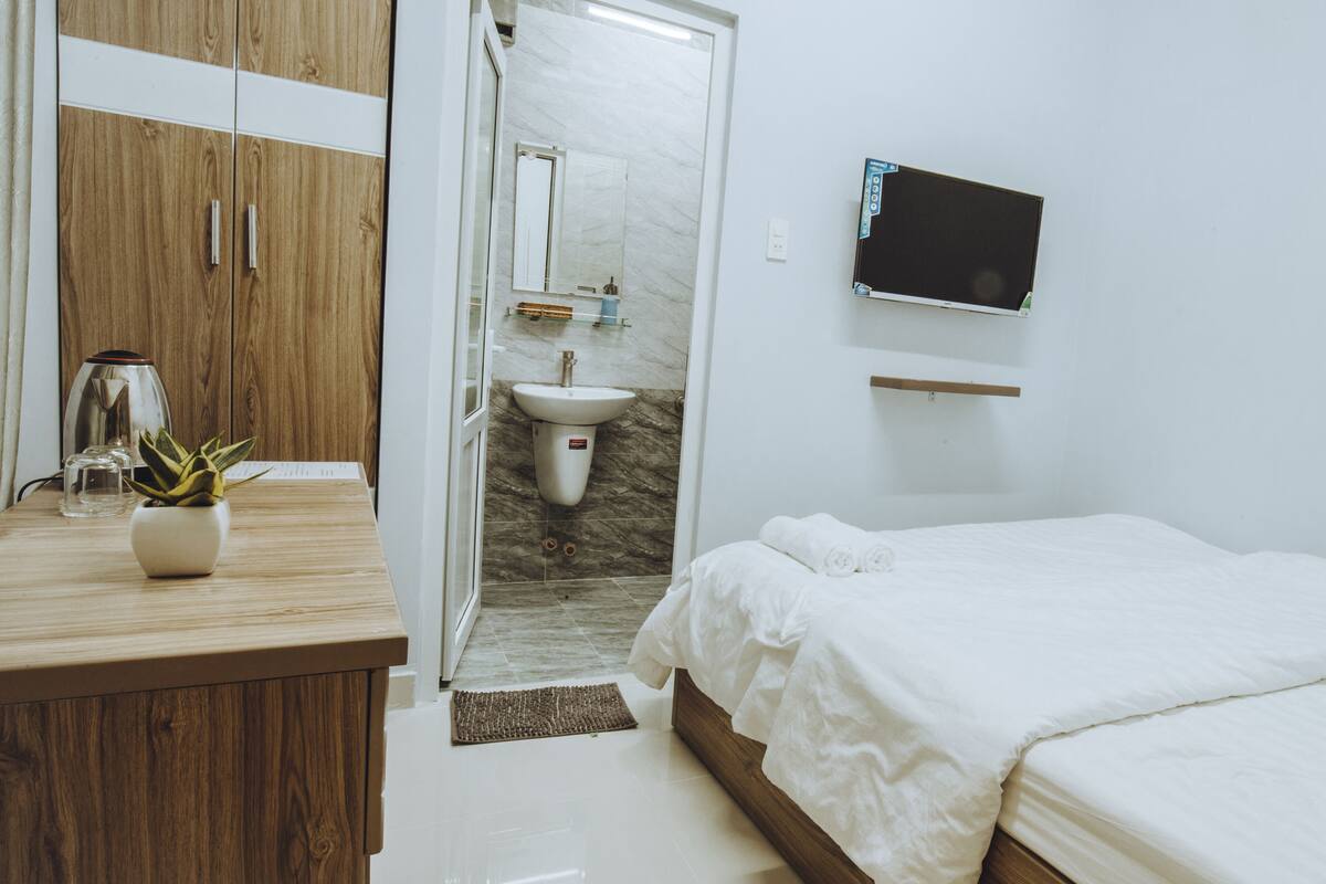 Standard Room | Minibar, desk, WiFi (free), bed sheets