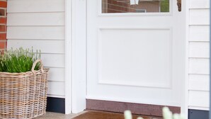 A white door with a glass panel and a sign reading "LOHMANN'S". - Lohmann's apartment (Garstedt)