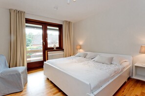 2 bedrooms, desk, iron/ironing board, travel crib