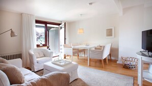 A modern living room with a sofa, a dining table, and a TV. - Lohmann's apartment (Garstedt)