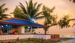 Beach bar - Scarlet Sails Resort (Koh Rong)