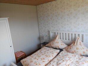 2 Schlafzimmer, Reisekinderbett, Bettwäsche