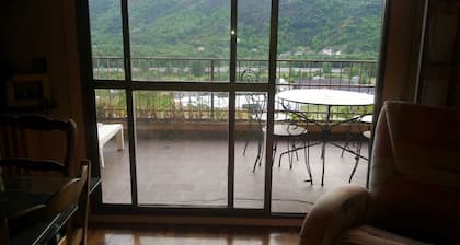 Precioso apartamento con vistas a las montañas y piscina.