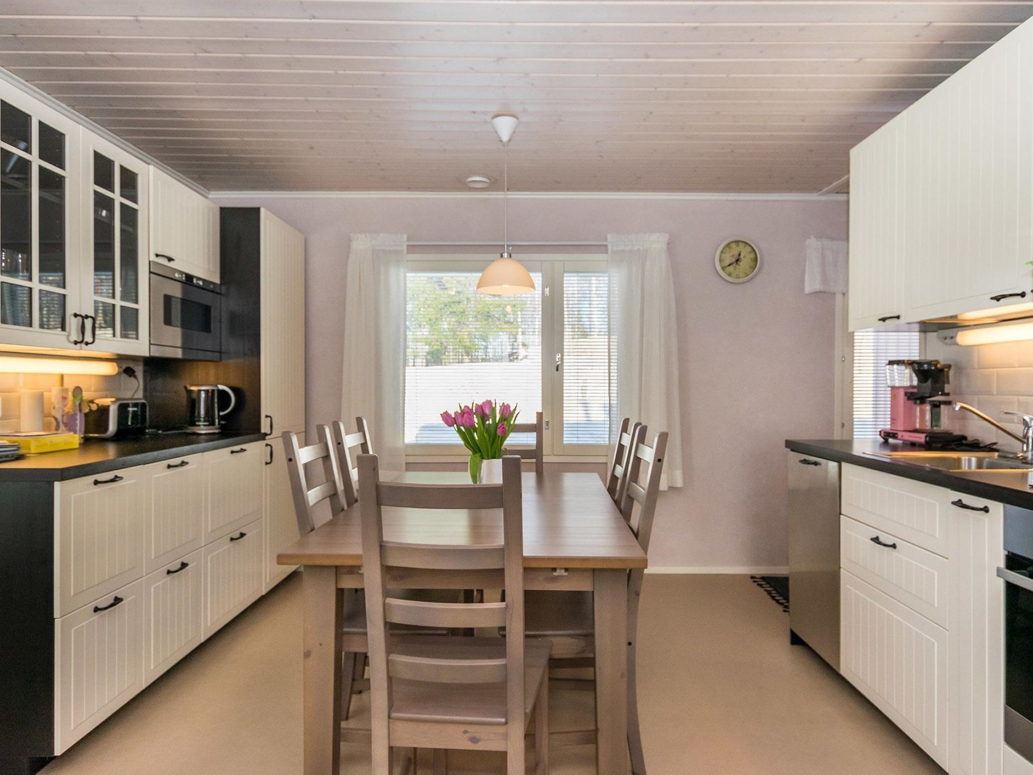 Jääkaappi, mikroaaltouuni, astianpesukone, syöttötuoli