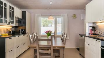 Jääkaappi, mikroaaltouuni, astianpesukone, syöttötuoli