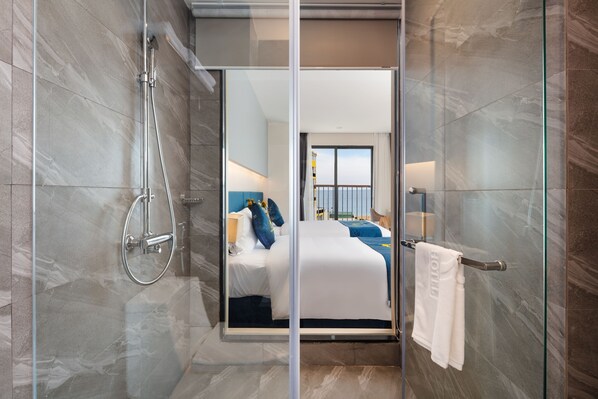 Deluxe Room, Balcony, Sea View | Minibar, in-room safe, desk, free WiFi - CTK Golden Hotel (Nha Trang)