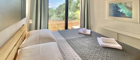 2 bedrooms, desk, iron/ironing board, WiFi