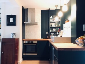 Fridge, oven, stovetop, electric kettle - Elegant and cosy flat near Montmartre -Goutte d'or (Paris)