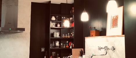 Fridge, oven, stovetop, electric kettle