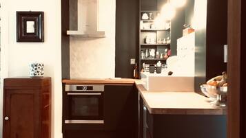Fridge, oven, stovetop, electric kettle