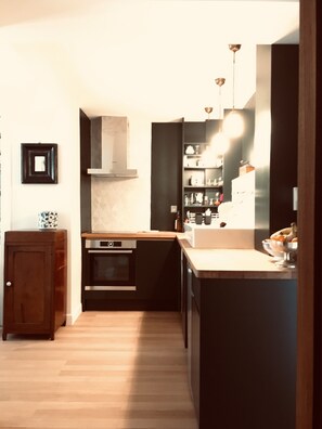 Fridge, oven, stovetop, electric kettle - Elegant and cosy flat near Montmartre -Goutte d'or (Paris)