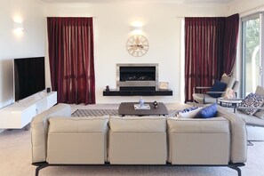 Casa de lujo, 4 habitaciones, vista al oc éano | Sala de estar | Televisión de pantalla plana, chimenea y Netflix 