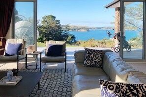 Luxury House, 4 Bedrooms, Ocean View | Beach/ocean view - Modern Coastal Home & Award-winning Golf (Whangaparaoa)