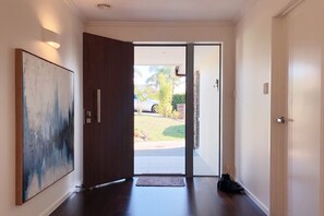 Property entrance - Modern Coastal Home & Award-winning Golf (Whangaparaoa)