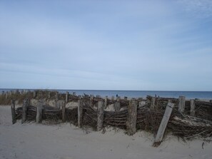 Nær stranden og solsenger