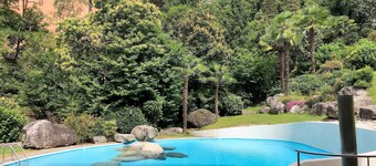 Mukava 4,5 huoneen huoneisto, jossa istuu puutarha ja ulkouima-allas