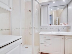 Bathroom - Reine Astrid by Interhome (Cannes)