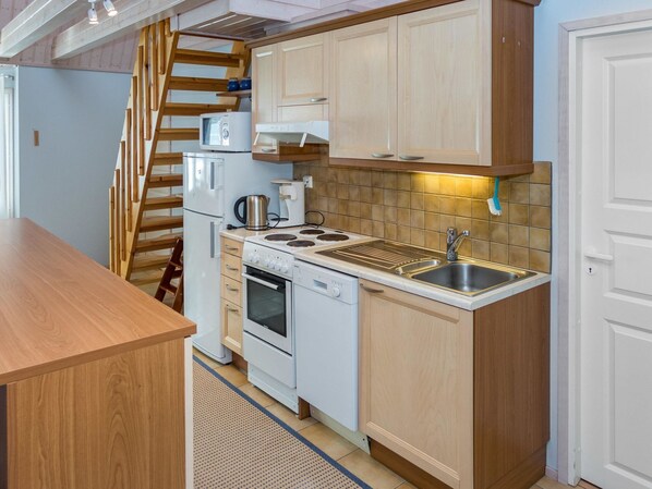 Een koelkast, een microgolfoven, een vaatwasser