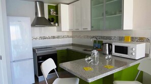 Een koelkast, een microgolfoven, een oven, een broodrooster