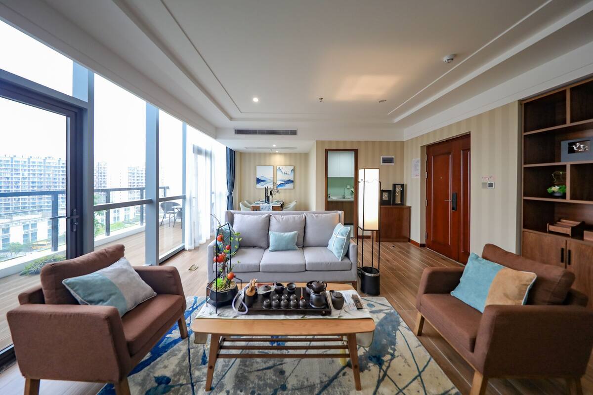 Zimmersafe, Schreibtisch, Verdunkelungsvorhänge, Bügeleisen/Bügelbrett